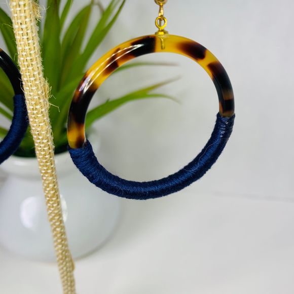 LISA AUGUST Vegan Tortoise Hoop Tokyo Earrings - Picture 5 of 5